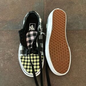 Women’s Size 8 Brand New Multi-Plaid Vans Tennis Shoes